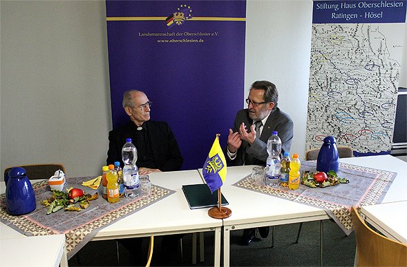 Bischof Alfons Nossol mit unserem Bundesvorsitzenden Klaus Plaszczek in Hösel 2013 (© LdO)