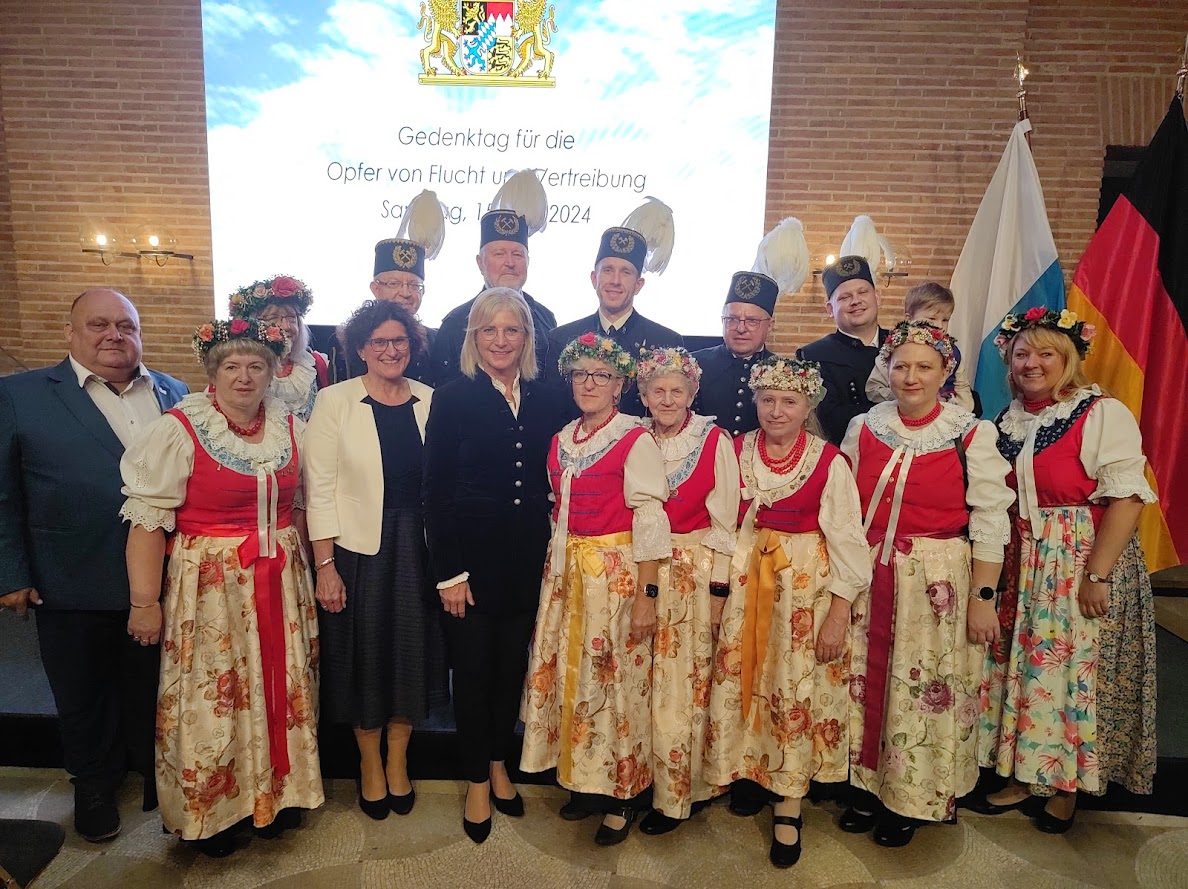 Frau Ulrike Scharf, MdL Sozialministerin, 4 v.l., Frau Dr. Petra Loibl, MdL Beauftragte für Aussiedler und Vertriebene, 3 v.l.
Mitglieder mit Trachten aus Nürnberg und München, Landesvorsitzender der LdO Bayern Herr Damian Bednarski, 1 v.l.