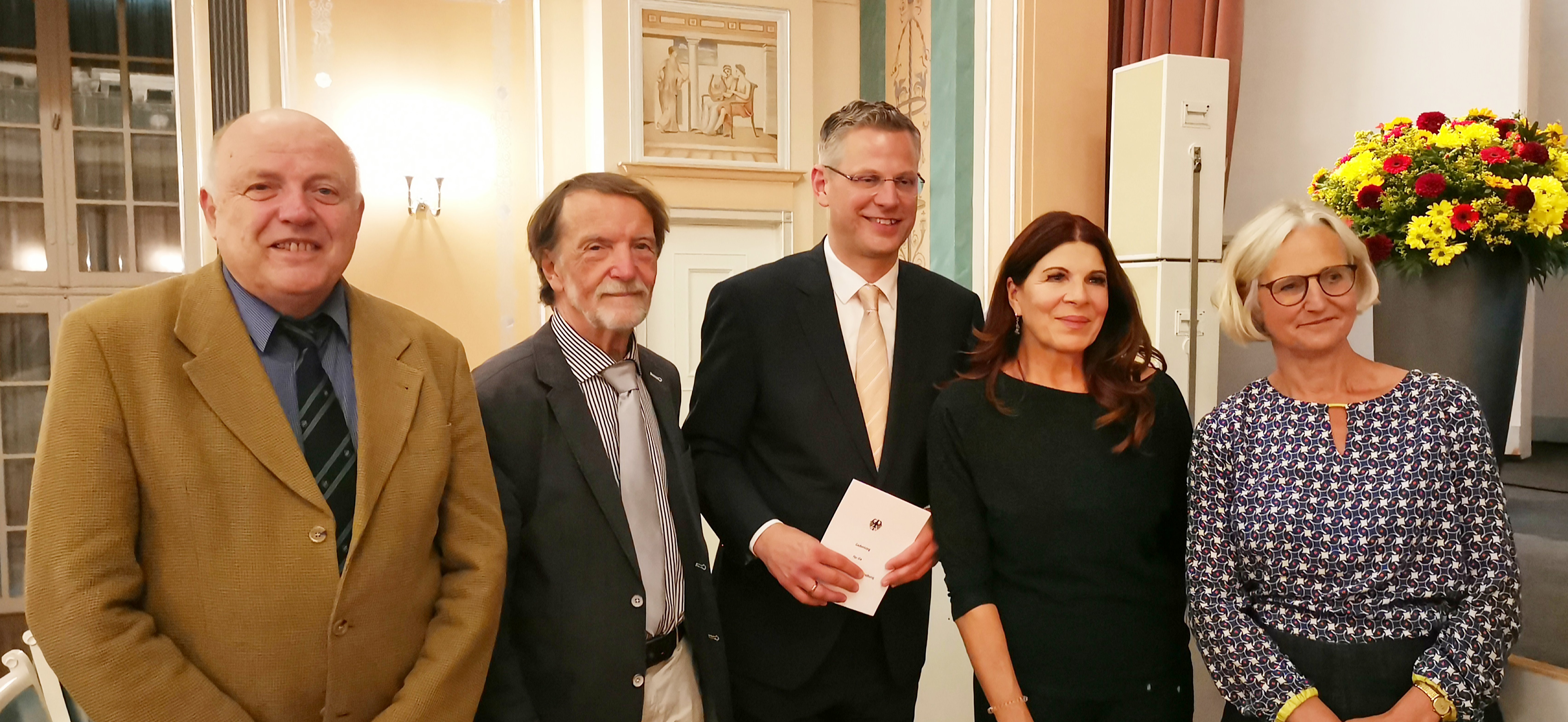 v. l. n. r. 
Hartmut Klingbeutel, LM der Oberschlesier, Landesvors.   Landesgruppe Hamburg, Helmut Papke, Parl. Staatssekretär Christoph de Vries, MdB, Hamburg, Claudia Wenzel,
Christiane Hoffmann, vorm. stellv. Regierungssprecherin der Bundesregierung.